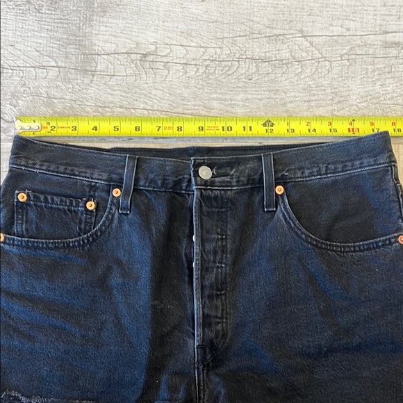 Levi's 501‎ Black Jean Shorts High-Waisted Frayed Hem Size 32 - Picture 5 of 12